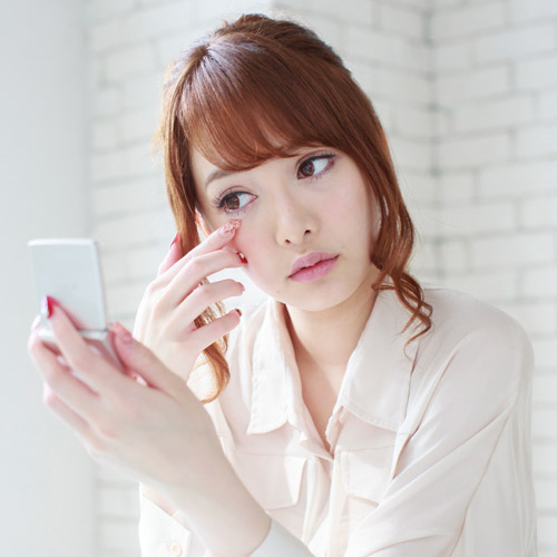 耳つぼマッサージで若々しい目元効果